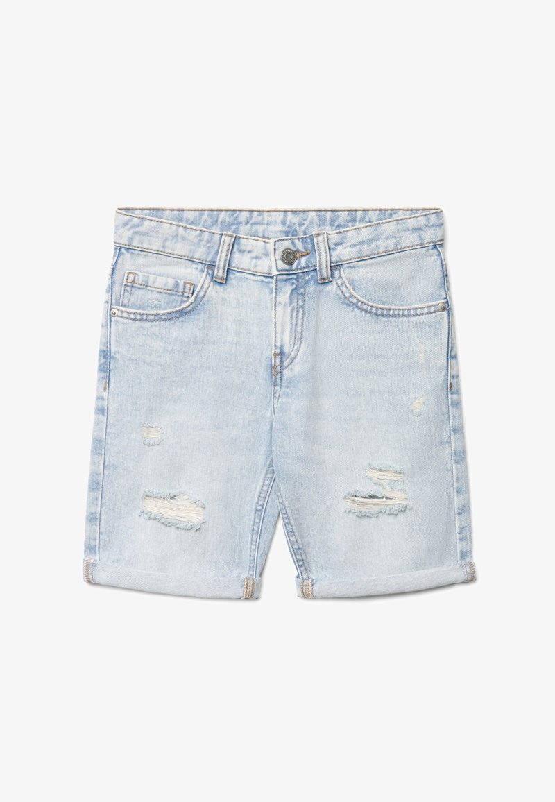 Short in denim azzurro chiaro con orli arrotolati, bottone frontale, passanti per cintura e toppe consumate su entrambe le gambe.