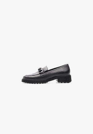 Mocassin en cuir noir avec talon épais et détail tressé à l’avant, doté d’une semelle robuste à crampons.