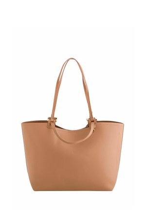 Grand sac fourre-tout en cuir beige avec deux bretelles épaules et des ferrures dorées sur un fond blanc.