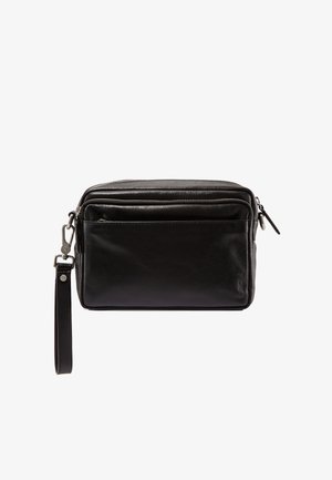 Schwarze Leder-Armbindtache mit mehreren Reißverschlussfächern und abnehmbarem Träger mit Metallschließe auf weißem Hintergrund.