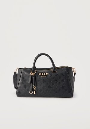 Sac à main Guess en cuir noir avec motif de logo embossé, ferrures dorées, double poignée et bandoulière amovible sur fond uni.