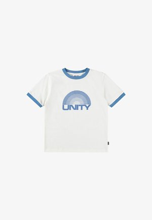 Camiseta blanca de algodón con cuello y detalles en las mangas acanalados de color azul. Presenta un gráfico circular a rayas con el texto "UNITY" en azul.