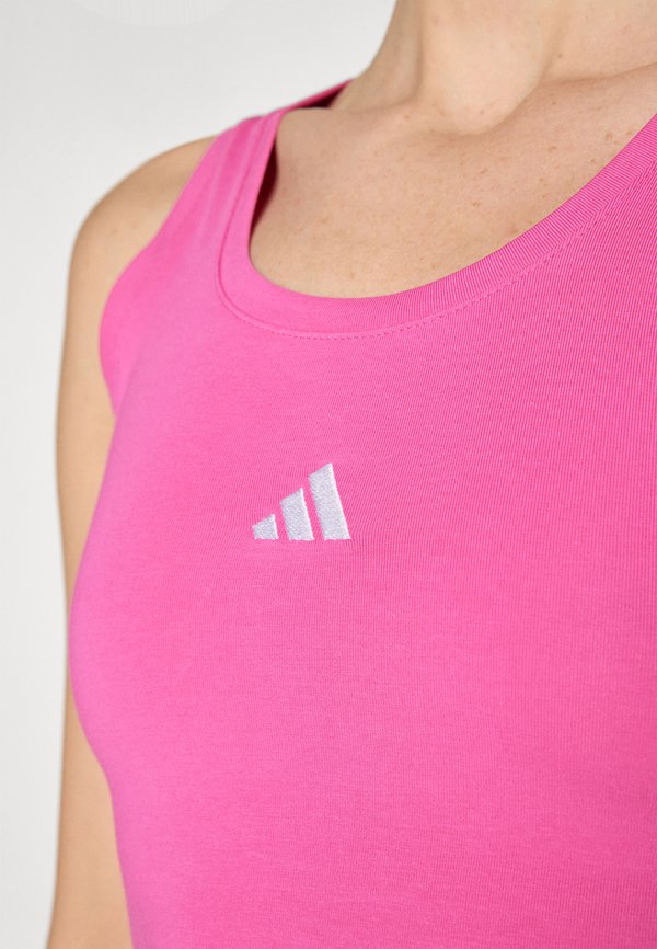 ESSENTIALS SMALL LOGO LIFESTYLE - Top3