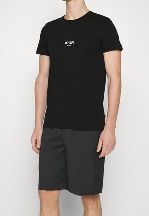 Czarny bawełniany t-shirt z okrągłym dekoltem, z białym logo "JOOP! JEANS" na piersi. W komplecie z ciemnoszarymi szortami.