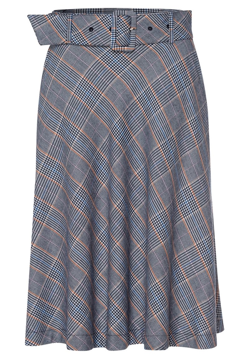 Falda de cuadros en tonos azul marino, gris y blanco con acentos naranjas. Presenta una cinturilla ancha con un cinturón y un diseño de tablas para mayor volumen.