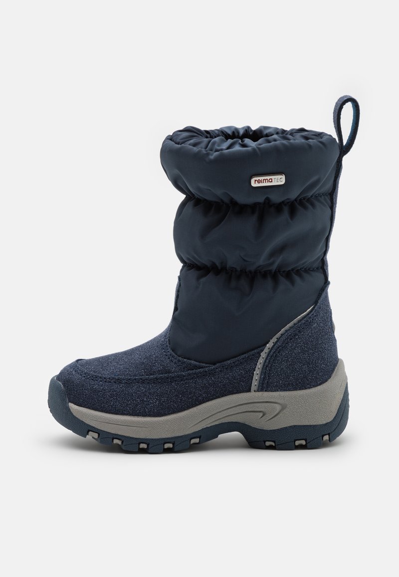 Botte isolante bleue marine avec un dessus texturé, un poignet froncé, une semelle en caoutchouc et un talon renforcé. Présente une étiquette de marque sur le côté.