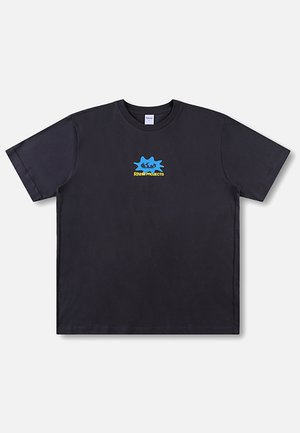 T-shirt noir à manches courtes avec col rond, petit graphique d'éclaboussure bleue et texte jaune "RIRUI PROJECTS" centré sur la poitrine.