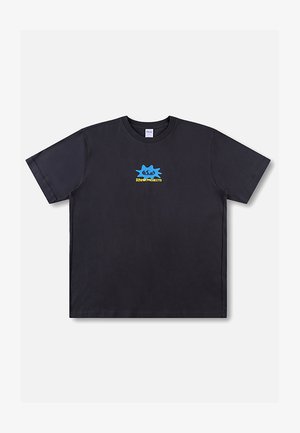 T-shirt noir à manches courtes avec col rond, petit graphique d'éclaboussure bleue et texte jaune "RIRUI PROJECTS" centré sur la poitrine.