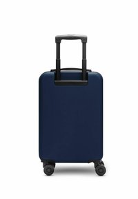 Maleta dura de color azul marino con un acabado texturizado, asa negra retráctil y cuatro ruedas que se deslizan suavemente para facilitar su movilidad.
