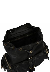 Bolsa de drawstring de cuero negro con superficie texturizada, herrajes en tono dorado y bolsillos con cremallera. La parte superior abierta revela un interior espacioso.