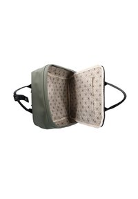 Mochila verde impermeable con correas dobles negras. El interior cuenta con un forro estampado y múltiples compartimentos para una mejor organización.