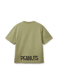 Olivegrünes Baumwoll-T-Shirt, kurze Ärmel, Rundhalsausschnitt, mit auffällig schwarzem "PEANUTS"-Text auf dem Rücken. Glatte Textur.