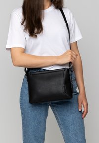 Picard YOURS 26 CM - Umhängetasche - schwarz