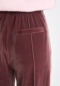 Lacoste Pantalon de survêtement - expresso/white