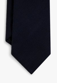 Corbata de color azul marino con un patrón de espiga, fabricada con una tela texturizada, con una punta afilada y líneas diagonales en todo su diseño.