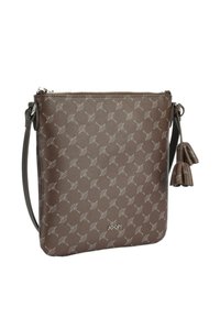 Borsa a tracolla sintetica marrone con motivo a rilievo, chiusura con zip, tracolla regolabile e dettagli con frange. Logo del brand visibile sul davanti.