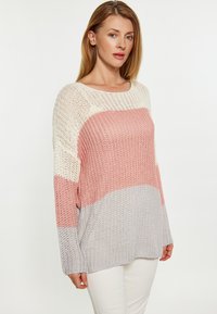 Pulover supradimensionat tricotat în culori pastelate: crem, roz și gri deschis. Dispune de mâneci lungi, un decolteu larg și o textură tricotată deschisă.