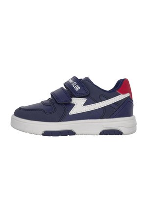 Scarpe sportive blu navy con accenti bianchi, cinturini in velcro e tacco rosso. Materiale testurizzato, suola in gomma e design a fulmine prominente.