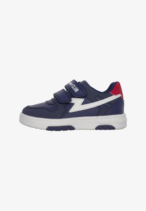 Scarpe sportive blu navy con accenti bianchi, cinturini in velcro e tacco rosso. Materiale testurizzato, suola in gomma e design a fulmine prominente.
