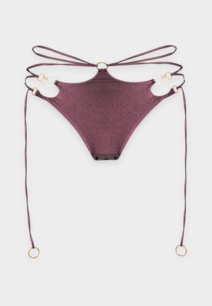 Lilla metallisk bikiniunderdel med flere tynde stropper og gyldne ringdetaljer på en hvid baggrund.