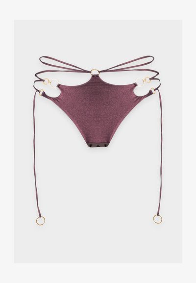 Bas de bikini métallisé violet avec plusieurs fines bretelles et accents d'anneaux dorés sur fond blanc.