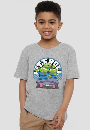 Graues Baumwoll-T-Shirt mit einem Cartoon-Druck von drei grünen Aliens in blauen Outfits und dem Text "Let's Roll" in Blau und Schwarz.