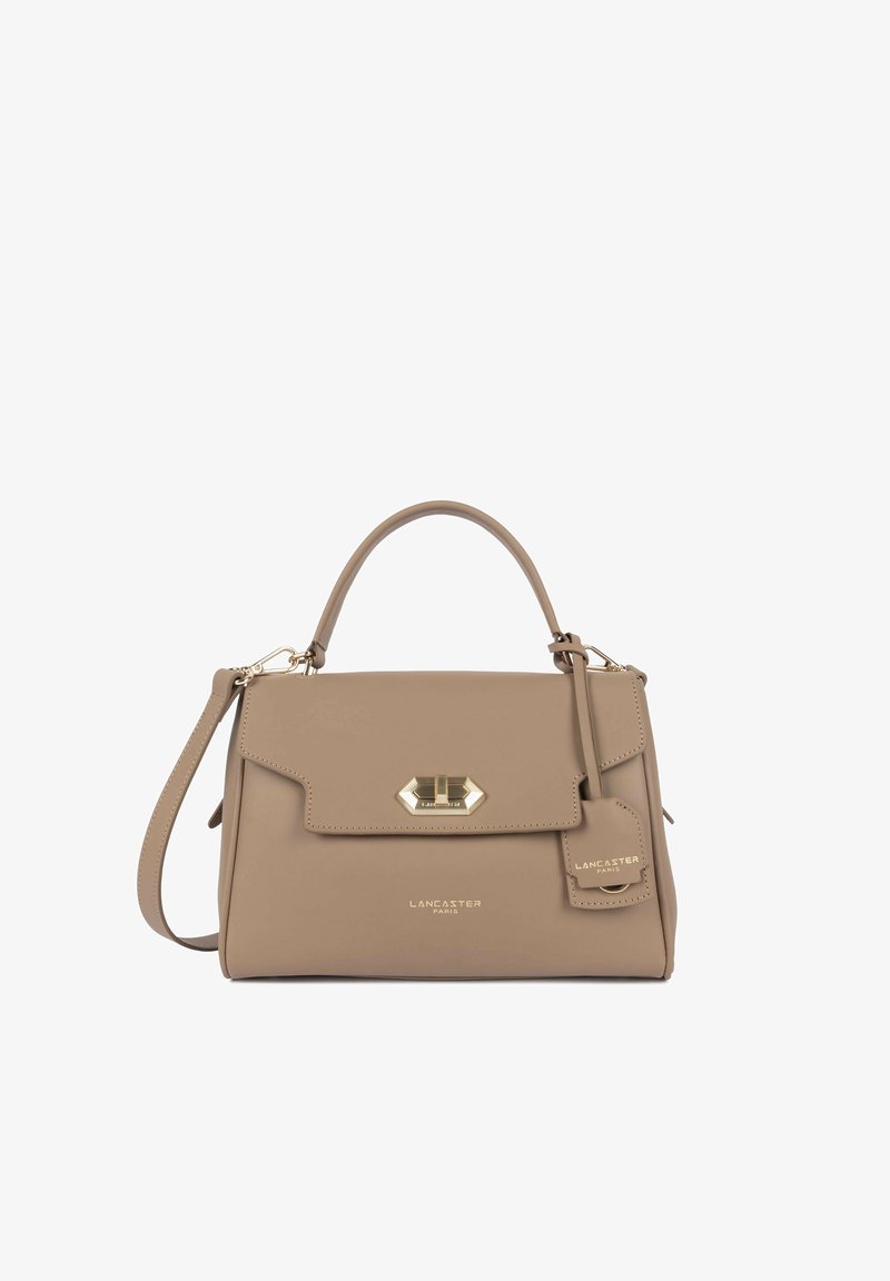 Sac à main en cuir taupe avec poignée supérieure, bandoulière amovible, fermoir doré et une étiquette embossée avec ""Lancaster Paris.""