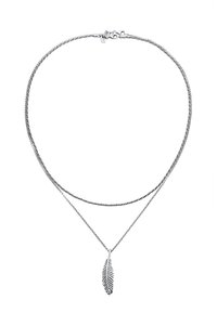 Sølv dobbelt-streng halskæde med en tekstureret fjerpendant. Kæderne har et snoet design, der fremhæver en poleret overflade.