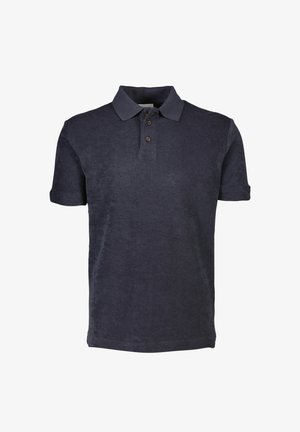 Tummansininen polo-paita, lyhyet hihat, nappikaulus, teksturoitu kangas, klassinen malli. Sisältää kolme ruskeaa nappia nappilistan kohdalla.