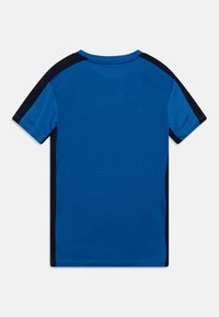 Camiseta de manga corta azul con tejido de malla texturizada, paneles laterales en contraste de color marino y un escote redondo.