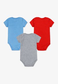 Trois bodies pour bébé en bleu, rouge et gris. À manches courtes avec une texture douce et un col rond, sans motifs ni détails supplémentaires.