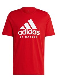 Camiseta de algodón roja con un logotipo blanco de adidas y el texto "FC BAYERN". Diseño clásico de cuello redondo con mangas cortas.
