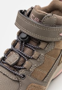 Grå tekstil sko med teksturert overflate, lissystem og borrelås. Har rosa detaljer og en blanding av materialer på overdelen.