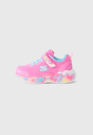 Roze sportieve schoen met een bovenwerk van mesh, lichtblauwe accenten en een kleurrijk hartvormig ontwerp op de zool. Klittenbandsluiting.