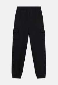 Zwarte cargobroek joggers met elastische tailleband, zijflapzakken en geribde manchetten op een witte achtergrond.