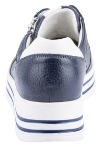 Scarpa in pelle blu con dettagli bianchi, dotata di una tomaia texturizzata e una suola spessa bianca con strisce blu. La vista posteriore mostra un design del tallone arrotondato.