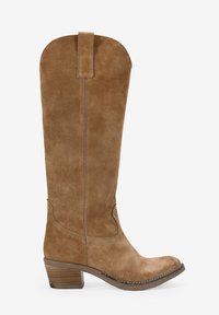 Bota de ante marrón hasta la rodilla con una parte superior curva, tacón apilado, costuras decorativas y una lengüeta en la parte superior para facilitar su colocación.