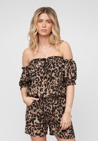 Ensemble top et short en imprimé léopard, décolleté bardot, dans des tons de marron et noir, avec des poignets élastiques, un lien de serrage et des poches latérales.