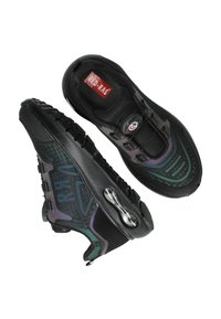 Een paar zwarte sportschoenen met getextureerde zolen, een verstelbaar draaisysteem voor de veters en rode "RED-RAG" branding op de binnenzool.