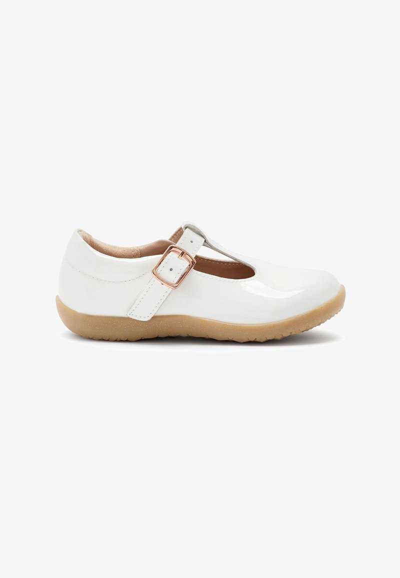 Chaussure Mary Jane en cuir verni blanc avec boucle en or rose et semelle texturée marron clair, vue de profil sur fond blanc.