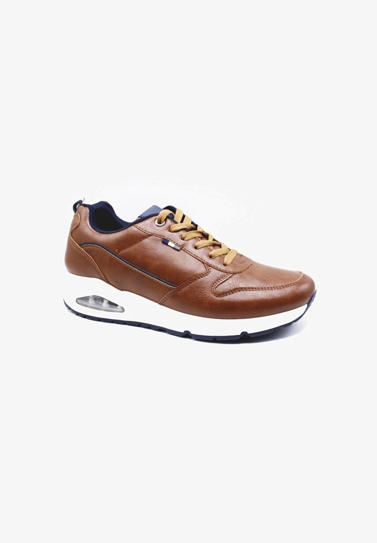 Sneaker en cuir marron avec semelle intermédiaire blanche, bout rond, accents navy contrastants et lacets dorés. Comprend un coussin d'air dans la semelle.