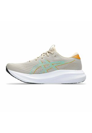 Scarpa da corsa beige con strisce azzurro chiaro e arancioni, suola spessa bianca e battistrada nero, vista di lato.