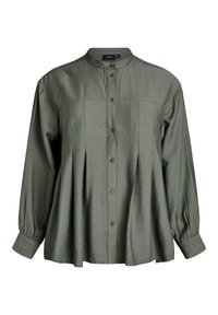 Camisa verde de botón, hecha de tela texturizada, con cuello alzado, frente plisado y mangas largas con puños abotonados.