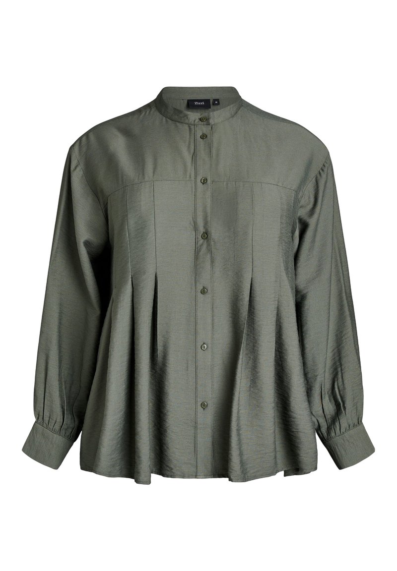 Camisa verde de botón, hecha de tela texturizada, con cuello alzado, frente plisado y mangas largas con puños abotonados.