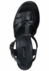 Sandal de cuero negro con tiras trenzadas, punta abierta y correa para el tobillo con hebilla de metal. Acabado suave y texturizado, suela plana.