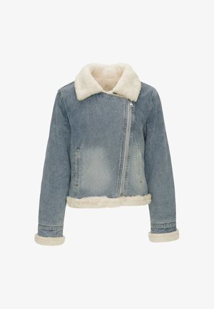 Giacca di jeans con collo, polsini e orlo in pelliccia ecologica bianca, con cerniera frontale asimmetrica e tasche laterali.