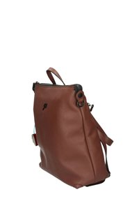Borsa a mano in pelle marrone con superficie texturizzata, chiusura con cerniera nera e manico laterale. Presenta un design semplice e un robusto attacco per la tracolla.