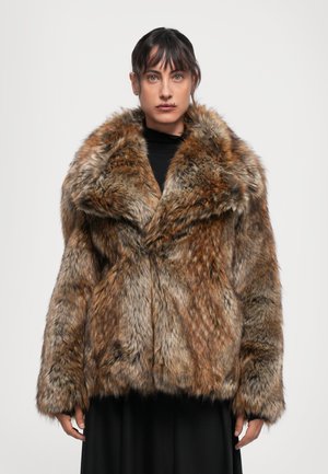 Cappotto in pelliccia sintetica marrone con un ampio colletto, motivo texture e silhouette squadrata. Presenta maniche lunghe e un aspetto morbido e peloso.