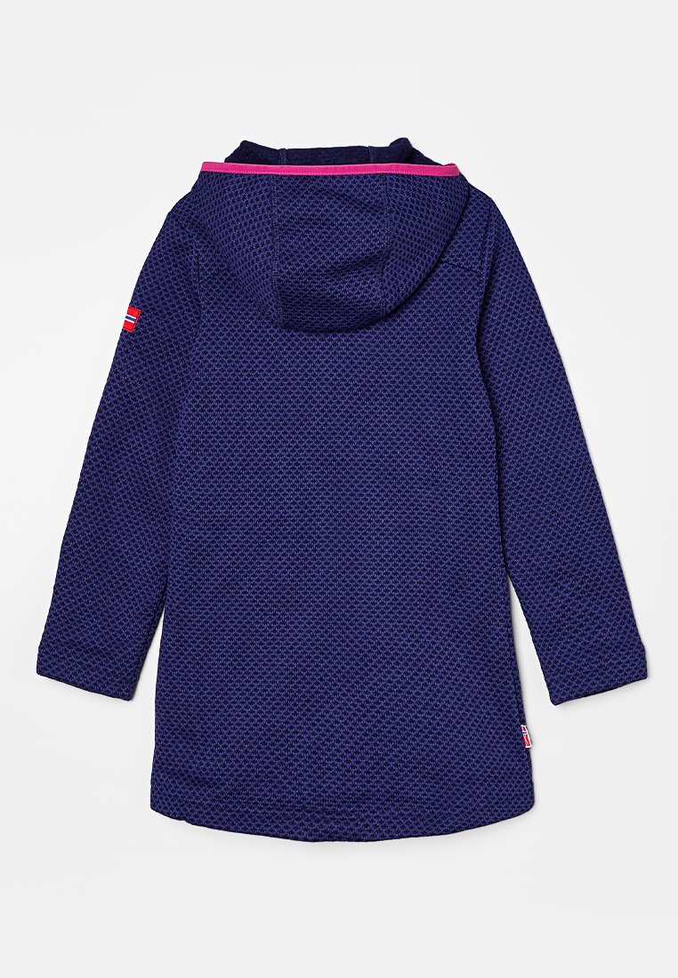 Giacca con cappuccio blu navy realizzata in tessuto testurizzato, con un accento rosa sul cappuccio e una toppa a bandera sulla manica.