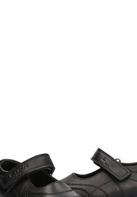 Zapatos de cuero negro con estilo Mary Jane, que cuentan con una correa con cierre de Velcro, puntera redondeada y acentos de costura en la parte superior.